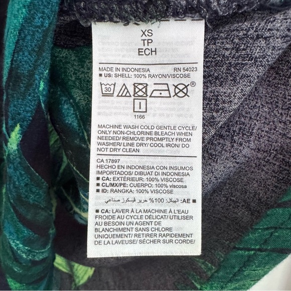 New Old Navy Tropical Leaf Print Long Sleeve Blouse Black Green Resort Top XS - Picture 5 of 5